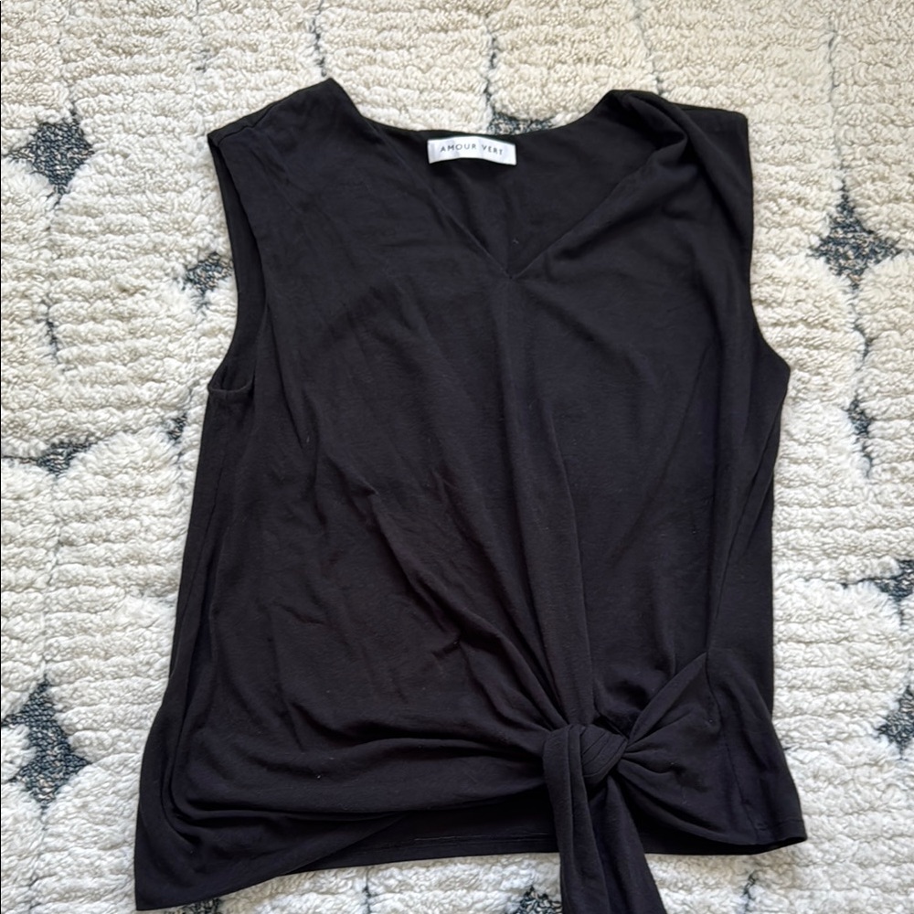 Amour Vert Black tie front Sleeveless Top